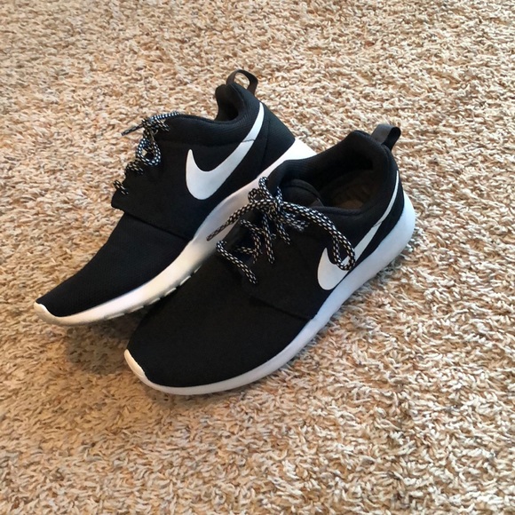 Nike Shoes - Nike Roshe